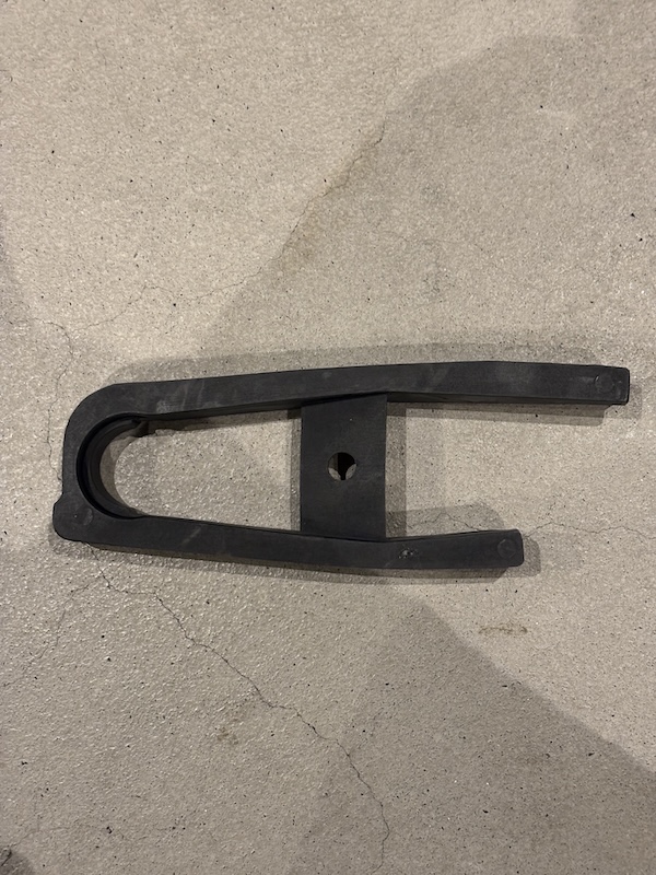 TW200E DG07J のチェーンスライダー交換